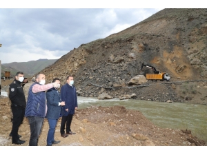 Heyelan Düşen Kara Yolunda Çalışmalar Devam Ediyor