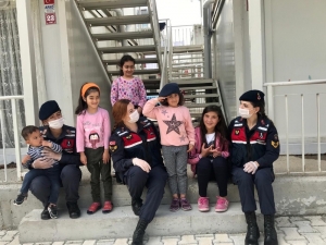 Mehmetçik’ten Depremzede Çocuklara Şefkat