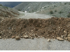 Arslantaş Köyü İle Ayvat Köyü Yolu Hafriyat Dökülerek Ulaşıma Kapatıldı