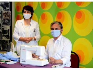 Başkan Uysal, Dikiş Makinesinin Başına Geçti, Maske Dikti