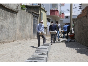 Cizre’de Kilitli Parke Taşı Döşeme Çalışmaları Sürüyor