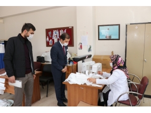 Gönüllü Usta Öğreticiler Ve Kadınlar Günde Bin 500 Maske Üretiyor