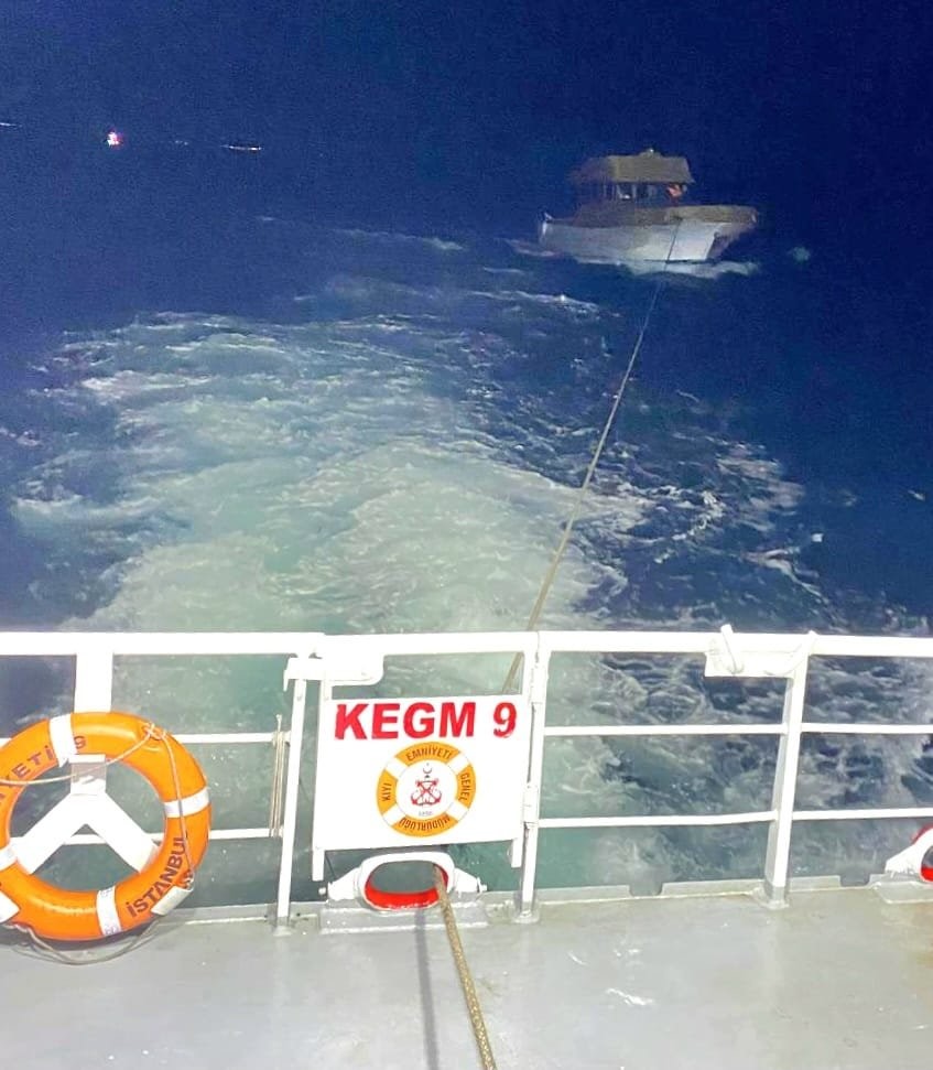 canakkale-bogazi-nda-icinde-3-kisinin-bulundugu-suruklenen-tekne-kurtarildi
