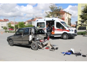 Kamyonet Otomobile Arkadan Çarptı: 1 Yaralı