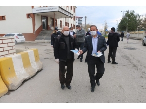 Kaymakam Ve Belediye Başkanı Vatandaşlara Maske Dağıttı