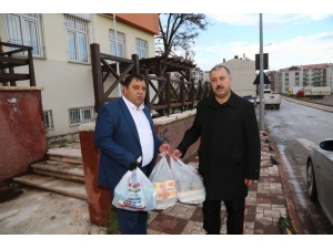 İhtiyaç Sahiplerinin Yemeği Evlerine Götürülüyor