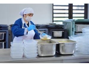 Beylikdüzü’nde Her Gün 2 Bin Kişilik Sıcak Yemek