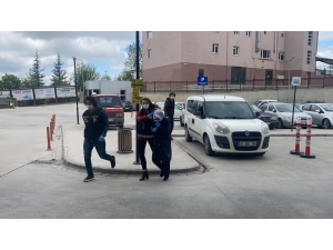 14 Yaşındaki Kızını Erkek Arkadaşıyla Birlikte Olmaya Zorlayan Kadın Adliyeye Sevk Edildi