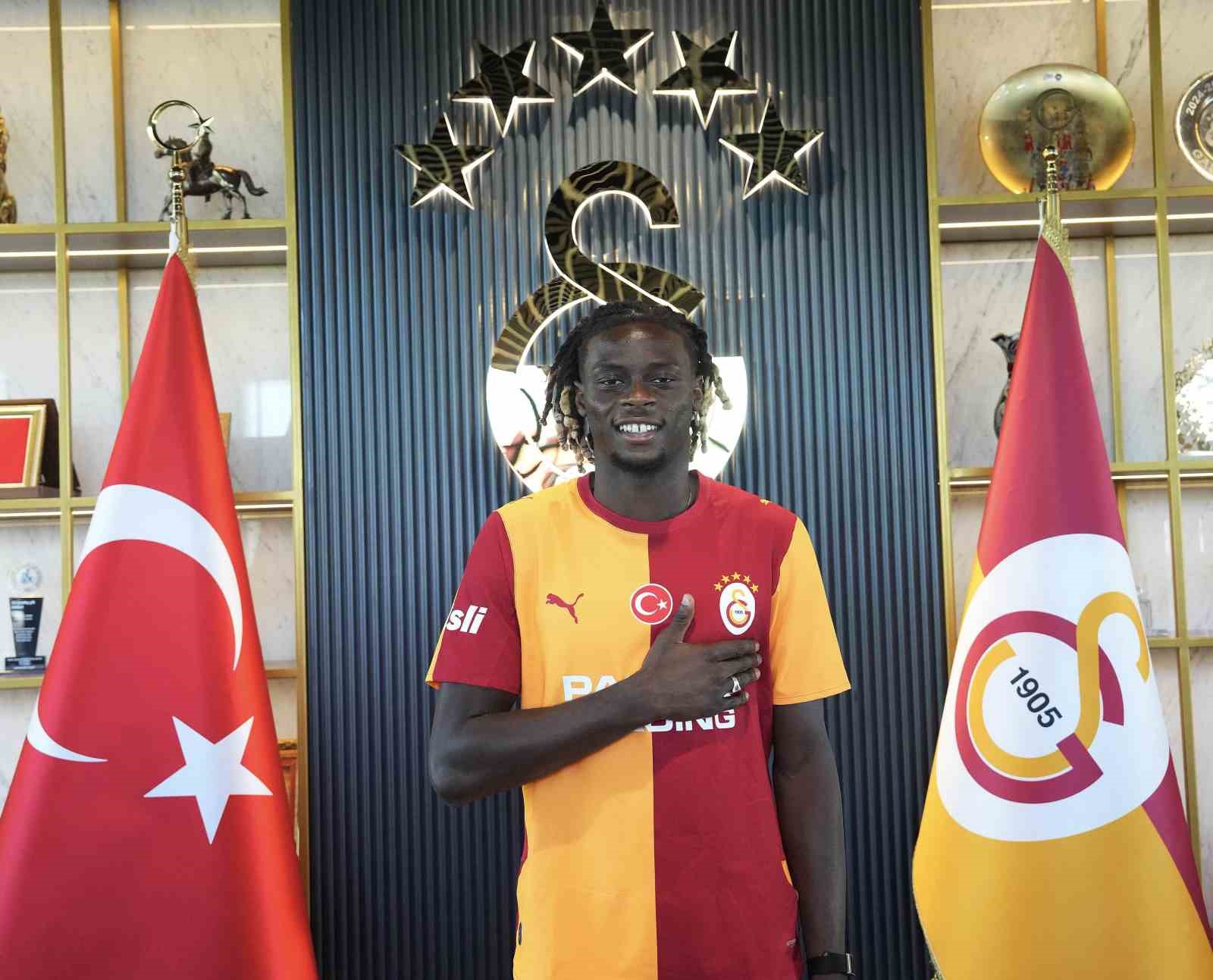 galatasaray-lesley-ugochukwu-yu-kadrosuna-katti
