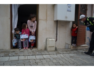 Polis Çocuklar İçin Kapı Kapı Gezip Hediye Dağıttı