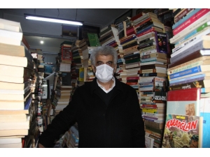 Günlerini 33 Metrekarelik Dükkanda 40 Bin Kitap Arasında Geçiriyor