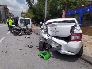 Kontrolden Çıkan Otobüs Park Halindeki Otomobiller Ve Motosiklete Çarptı