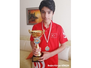 Evde Kal Satranç Turnuvası Şampiyonları Kupalarını Aldı