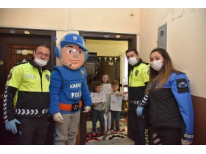 Kanka Polis Evde Kalan Çocuklara Hediyeler Götürdü