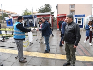 Muş Belediyesi Ekipleri Ücretsiz Maske Dağıtmaya Devam Ediyor