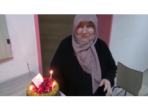 İlk Kez Doğum Gününü 75 Yaşında Karantina Yurdunda Kutladı
