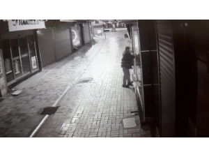 Cezai Elhliyeti Olamayan Kişi 3 Dükkana Girerek Hırsızlık Yaptı