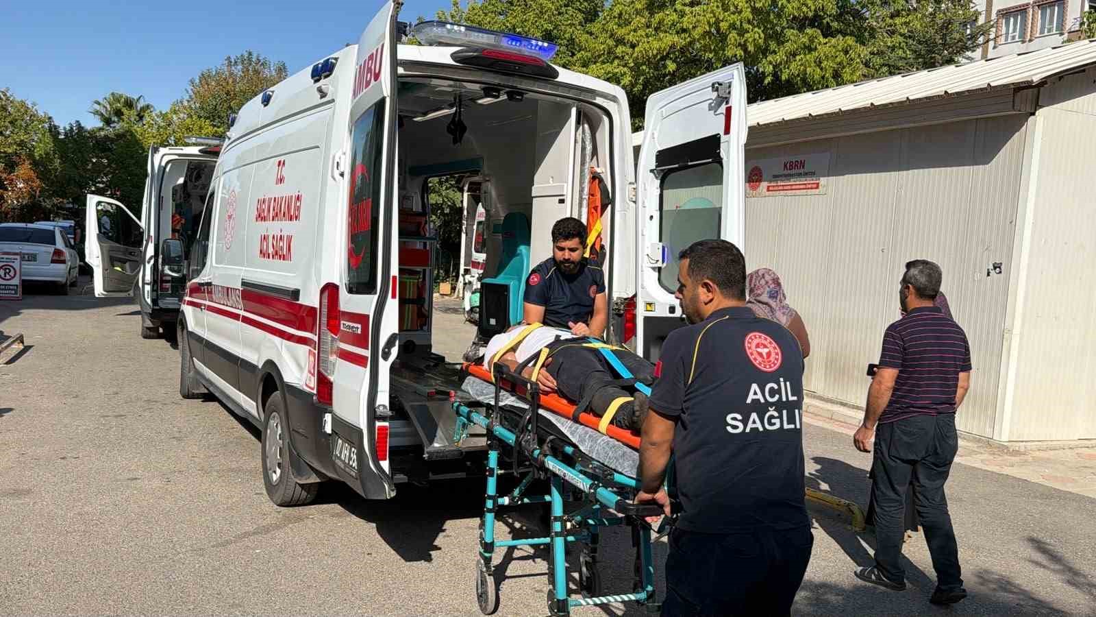 tutun-iscilerini-tasiyan-minibus-devrildi-12-yarali