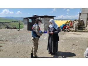 Jandarma Ekipleri, 65 Yaş Ve Üstü Vatandaşların Maaşlarını Çekerek Evlerinde Teslim Etti