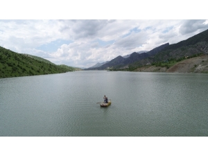 Strafor, Tahta Ve Saçtan Kendi Kayığını Yaptı