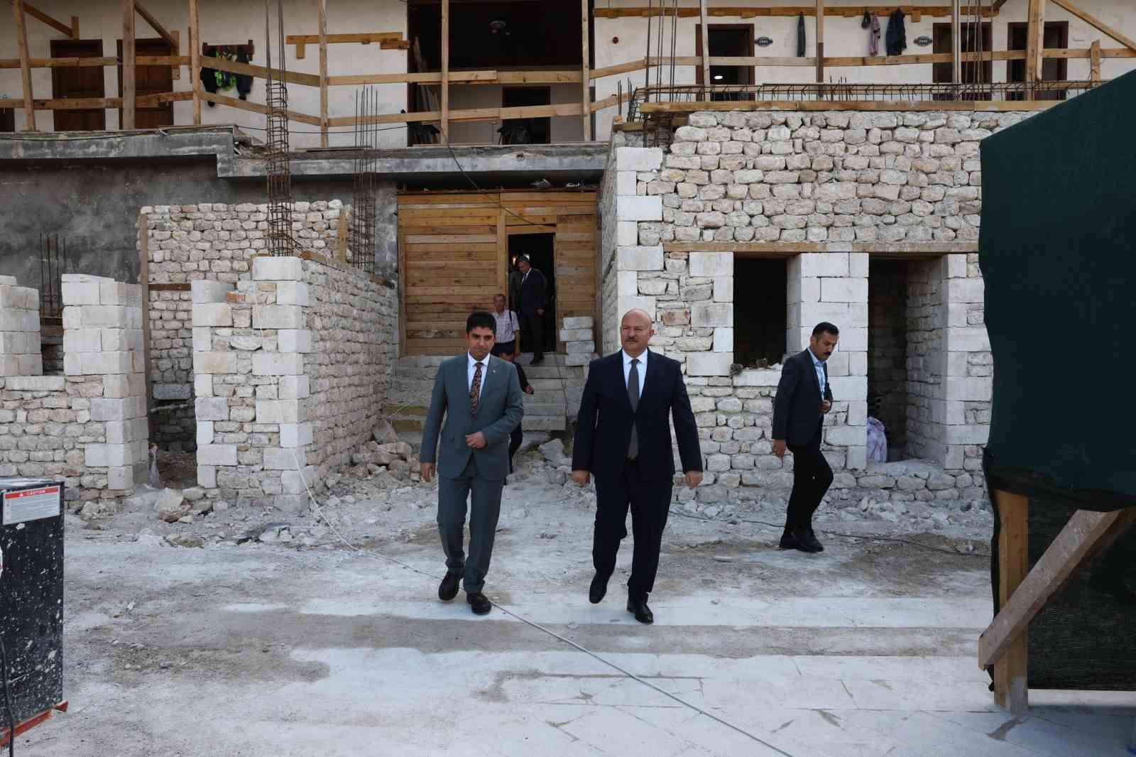 vali-kucuk-tarihi-tuz-hani-ndaki-calismalari-inceledi
