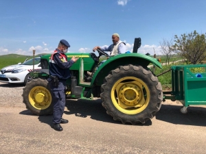 Siirt’te Jandarma Ekipleri, Sürücü Ve Yayaları Bilgilendirmeye Devam Ediyor