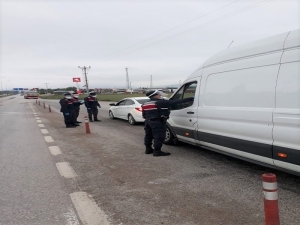 Jandarma Uygulamada 5 Aranan Kişiyi Yakaladı