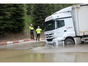 İçme Suyu Borusu Patladı, Kamyon Çöken Yolda Saplandı