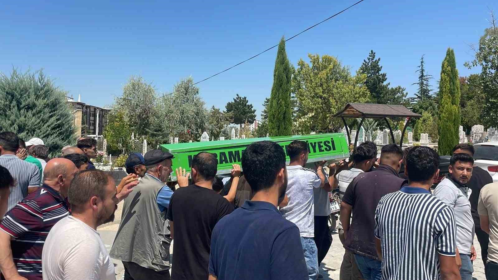 motosikletin-otomobile-ok-gibi-saplandigi-kazada-olen-genc-topraga-verildi