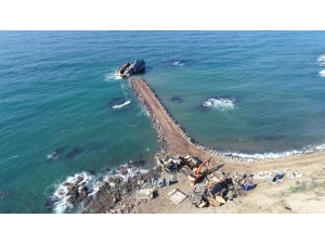 Şile’de Karaya Oturan Gemi Parçalanarak Karaya Çıkartılıyor