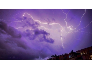 Erzincan’da Şimşekler Geceyi Aydınlattı