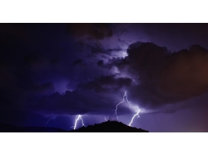 Bayburt’ta Şimşekler Geceyi Aydınlattı