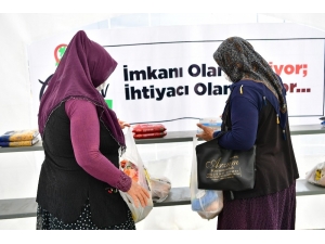 Mamak Ekmeğini Paylaşıyor