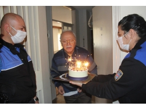 Polisin Doğum Günü Sürprizi Emektar Avukatı Duygulandırdı