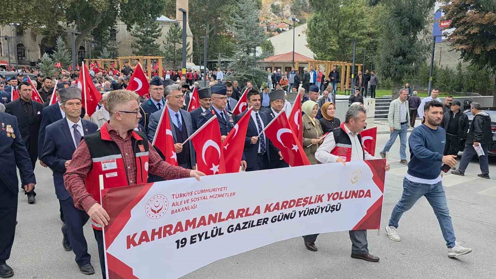 kutahya-da-gaziler-gunu-nde-kahramanlarla-kardeslik-yolunda-yuruyusu