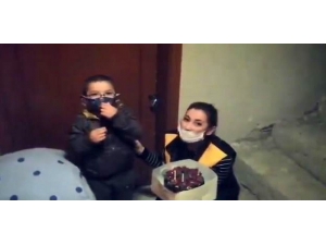 Annesinden Uzaktaki Çocuğa Doğum Günü Sürprizi