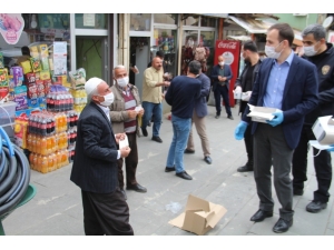 Kaymakam Ve Belediye Başkanından Maske Dağıtımı