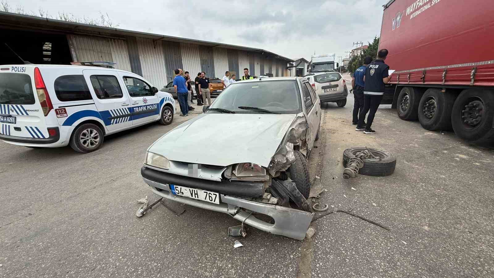 suv-ile-otomobil-carpisti-kaza-ani-guvenlik-kamerasina-yansidi