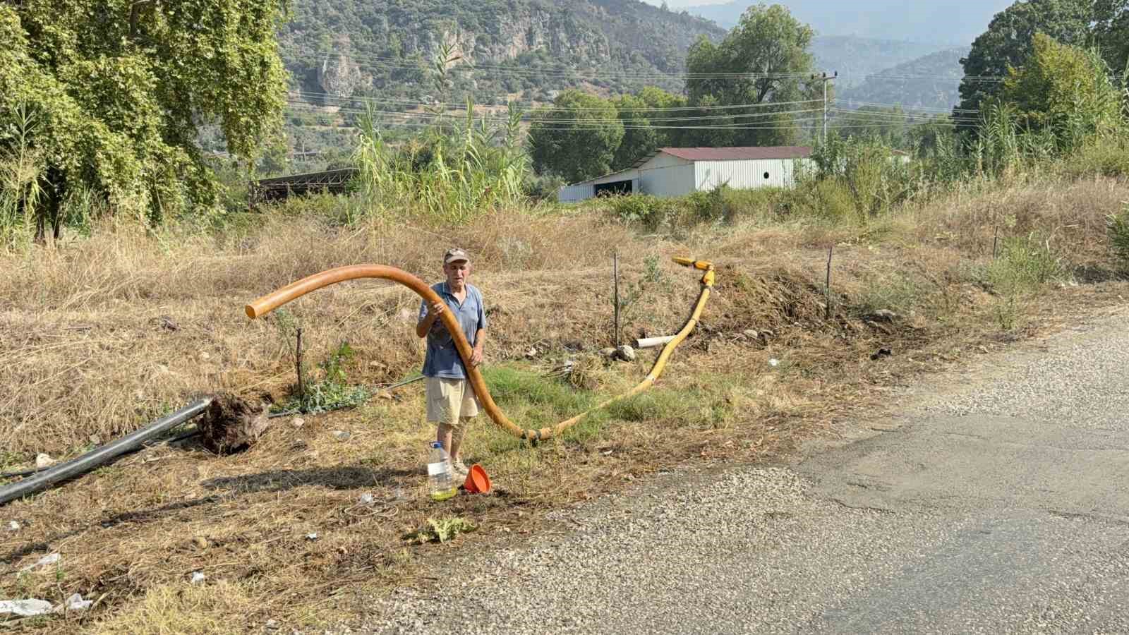 zeytinlikleri-kul-oldu-gozyasini-icine-akitip-yangina-su-tasidi