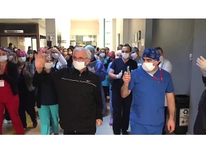 Korona Virüsü Yenen Doktor Alkışlarla Taburcu Oldu