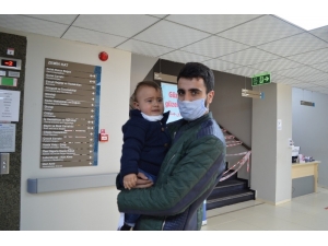 1 Yaşındaki Bebek Babasıyla Koronayı Yendi, Hastaneden Babasıyla Taburcu Oldu