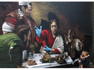 Londra’da Duvara Çizilen Resme Maske Ve Eldiven Takviyesi