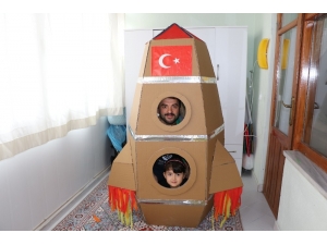 Kızı Evde Sıkılmasın Diye Balkonu Uzay Üssüne Çevirdi