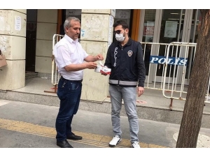Polislerden Vatandaşlara Maske Dağıtımı Yapılıyor