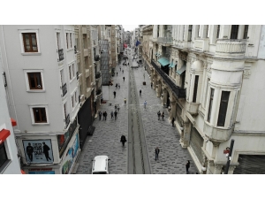 Uyarılara Rağmen İstiklal Caddesi Yine Kalabalık