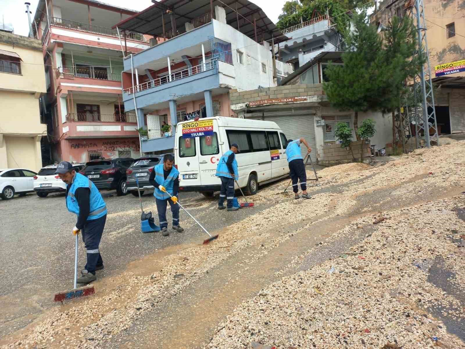 siddetli-yagis-sonrasi-antakya-da-temizlik-ekipleri-sahaya-cikti