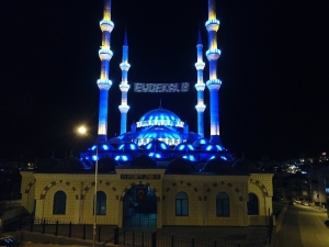 Kayı Boyu Camii Mahyasına "Evde Kal Bilecik" Yazıldı