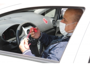 Polisten Çocuklara Kırmızı Düdük