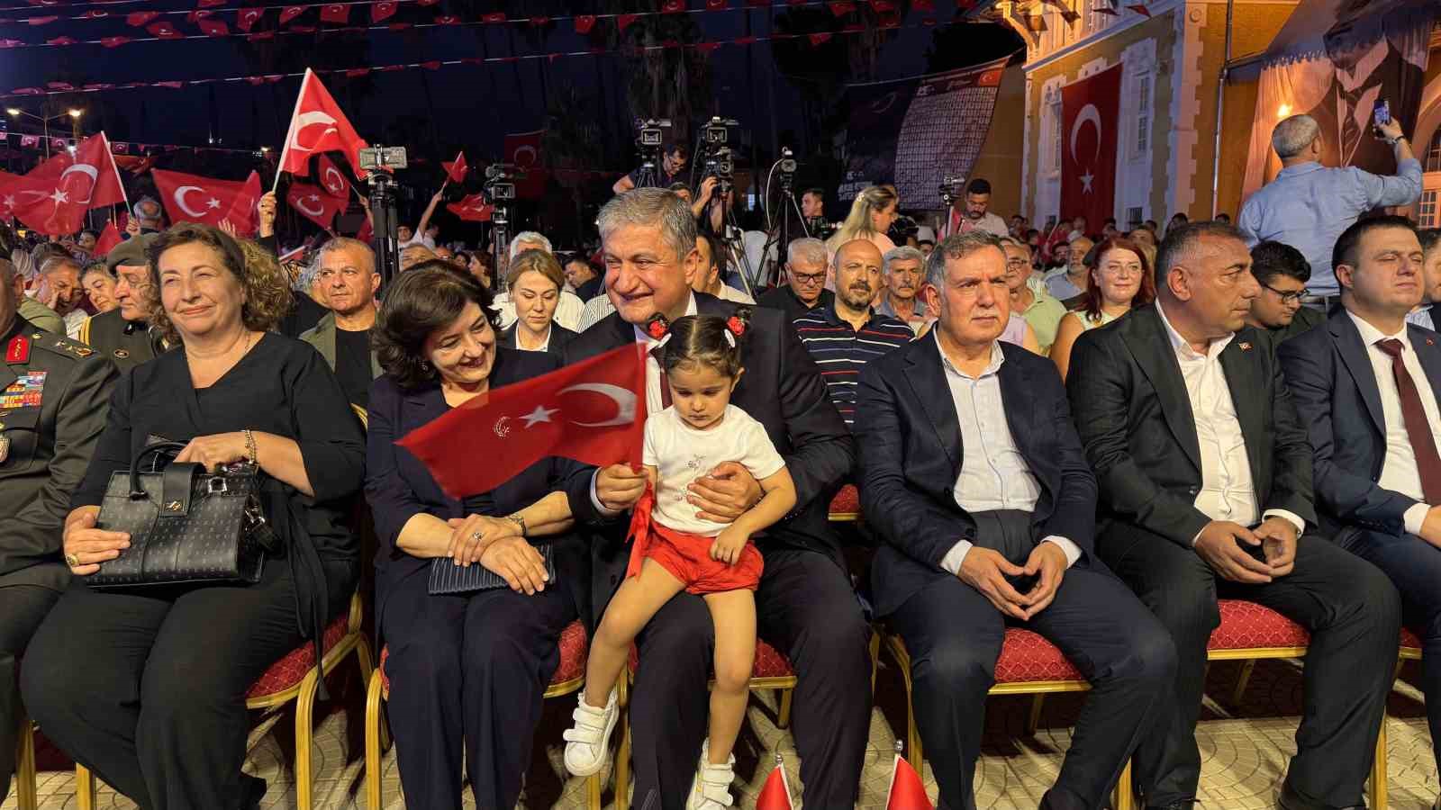 adana-da-15-temmuz-un-10-yilinda-demokrasi-nobeti-tutuldu