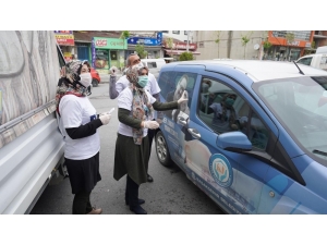 Başakşehir Belediyesi Ramazan’da Kapı Kapı Gezerek Gıda Yardımı Yapıyor